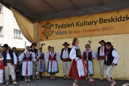 Piąty dzień Tygodnia Kultury Beskidzkiej w Wiśle - występy na małej estradzie na Pl. B. Hoffa - Zespół Dudoski z Międzyrzecza Górnego
